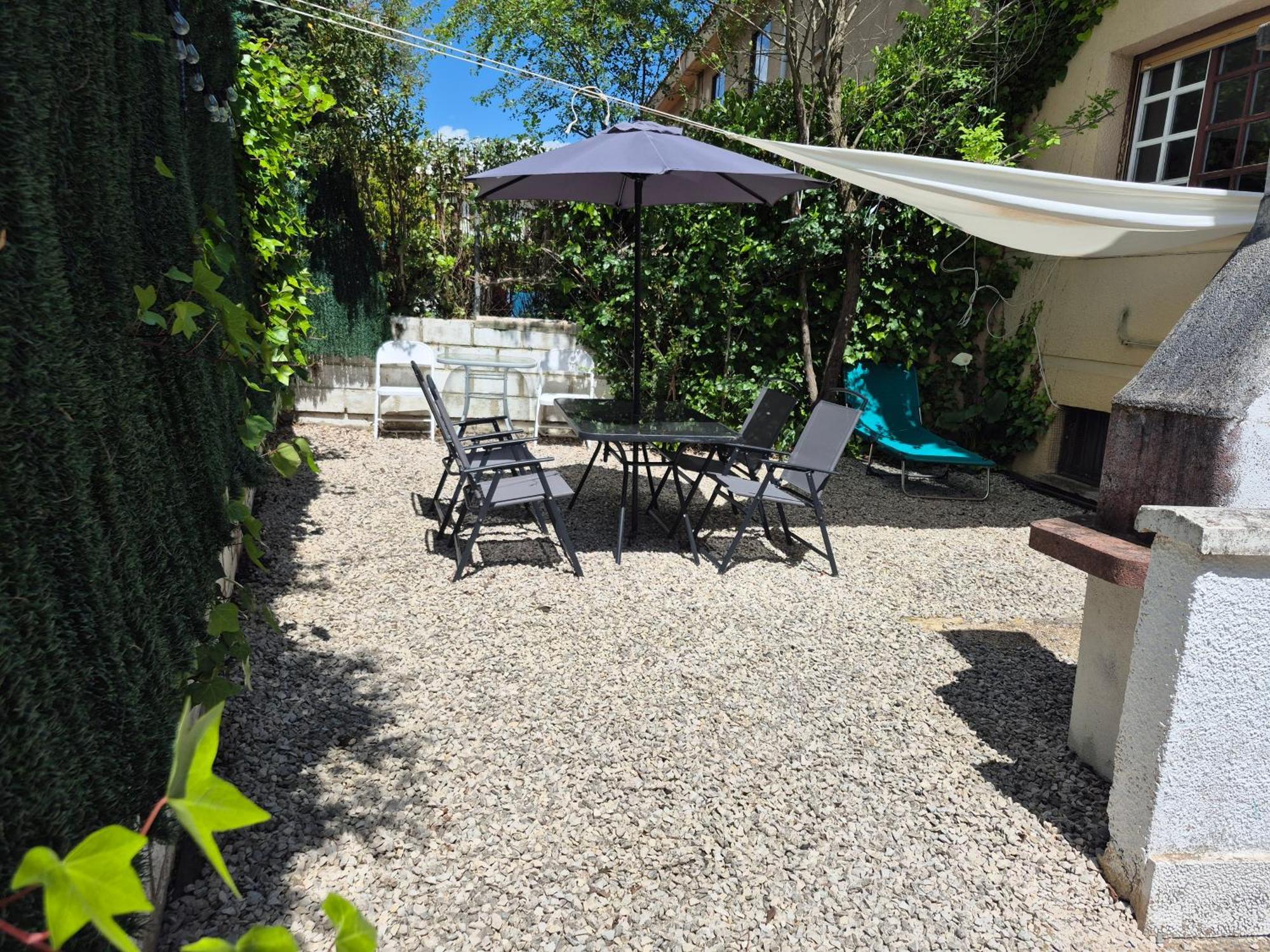 Cool Basement Studio In Hosts House With Private Terrace And Bbq Zizur Mayor Camera foto